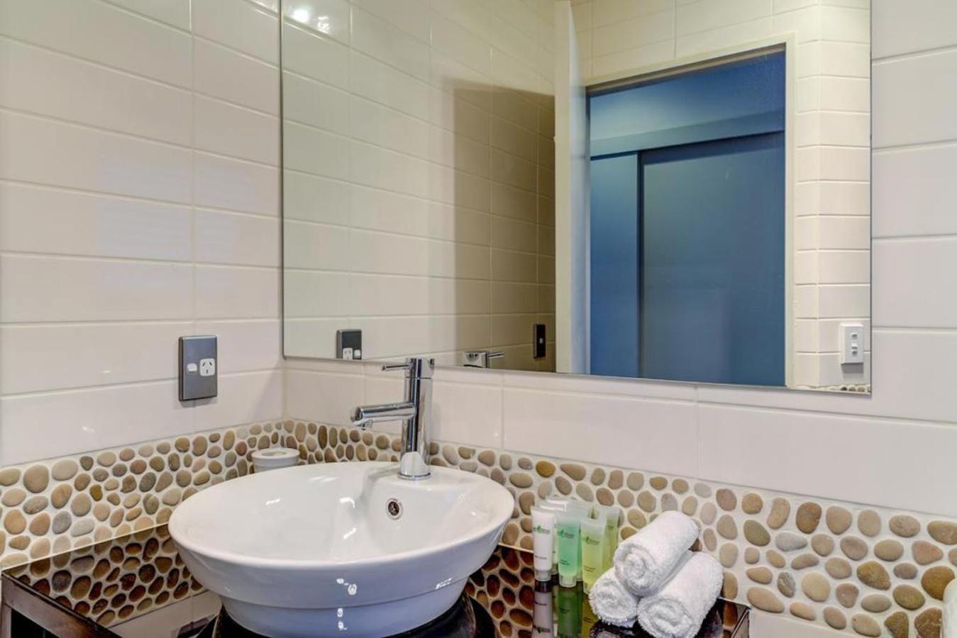 Lakefront Luxury Penthouse Central Квинстаун Экстерьер фото