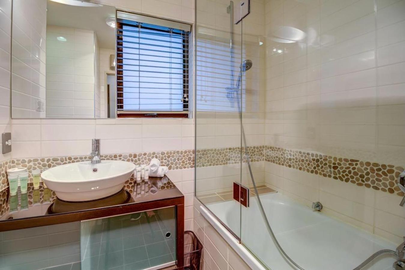 Lakefront Luxury Penthouse Central Квинстаун Экстерьер фото