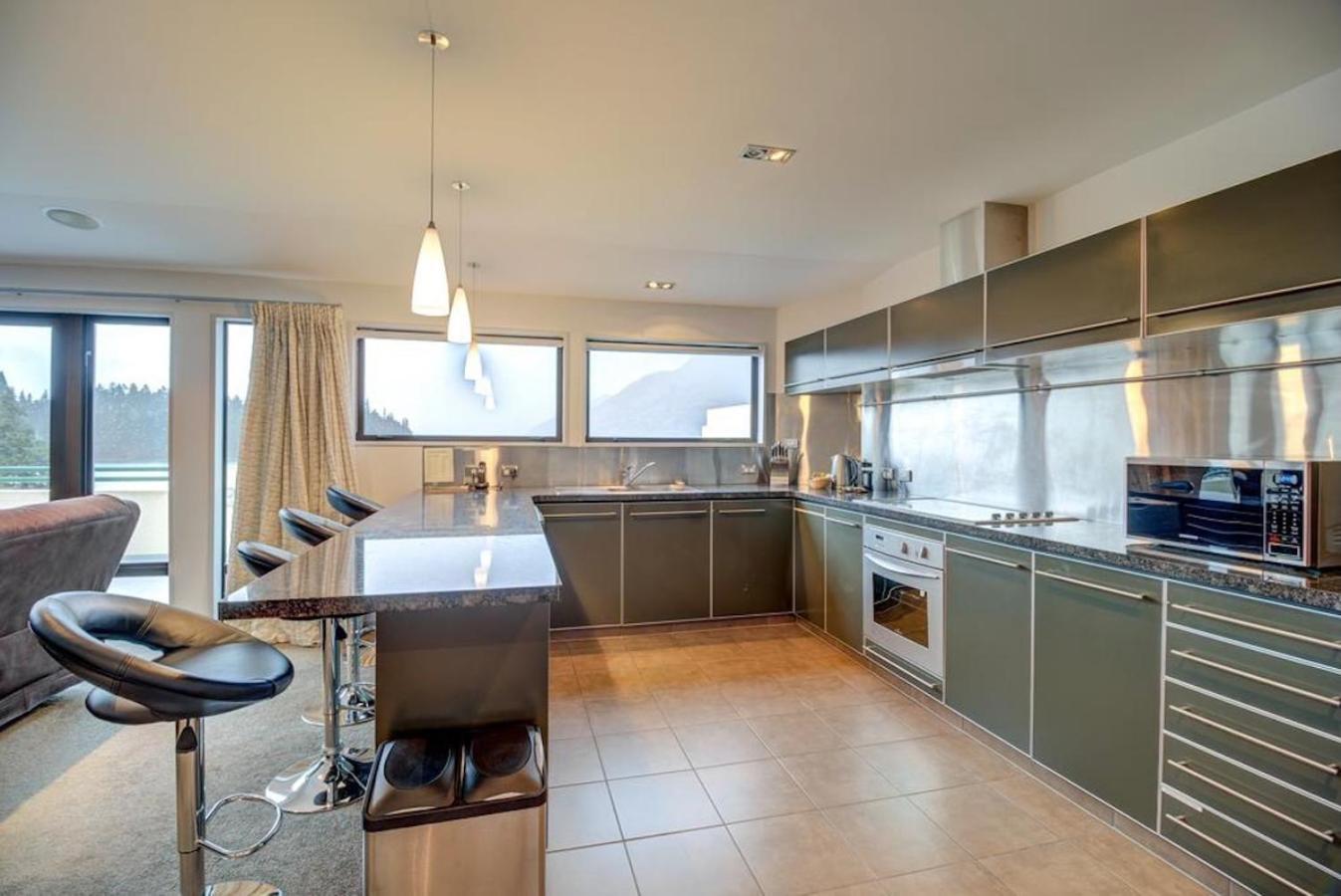 Lakefront Luxury Penthouse Central Квинстаун Экстерьер фото
